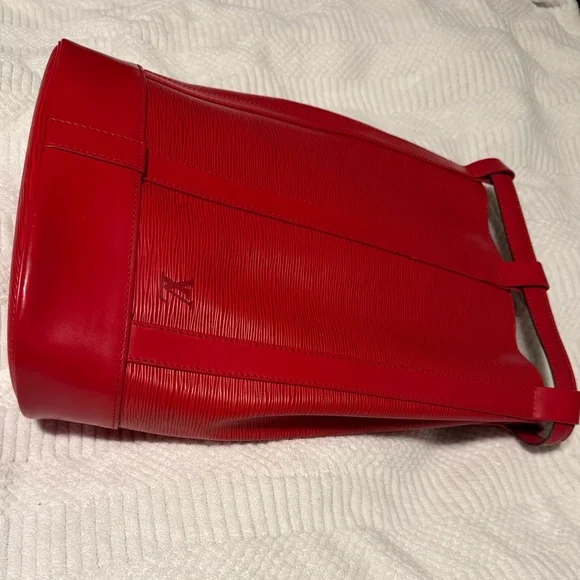 Louis Vuitton Vibrant Red Epi Leather Sling Bag - Picture 4 of 16